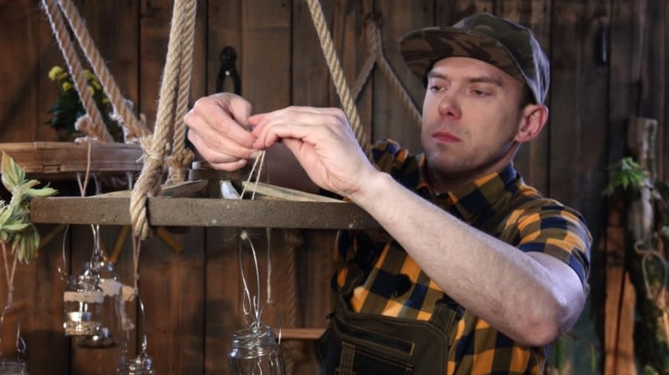 Láďa Hruška vás naučí vyrobit si zahradní lustr ze starého loukoťového kola